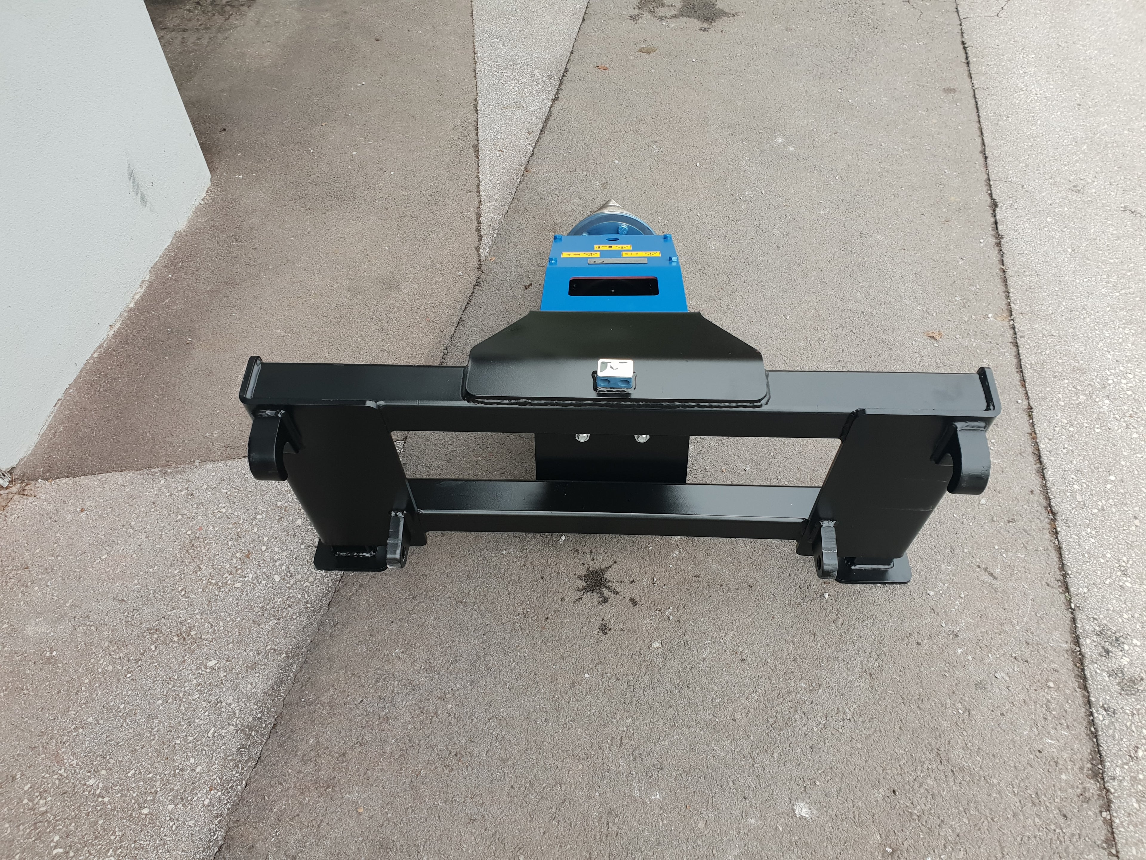 Spaccalegna modello LM 1.100cm³ (65 kW) con cono ø260x500 mm con attacco Euro per trattore o caricatore.