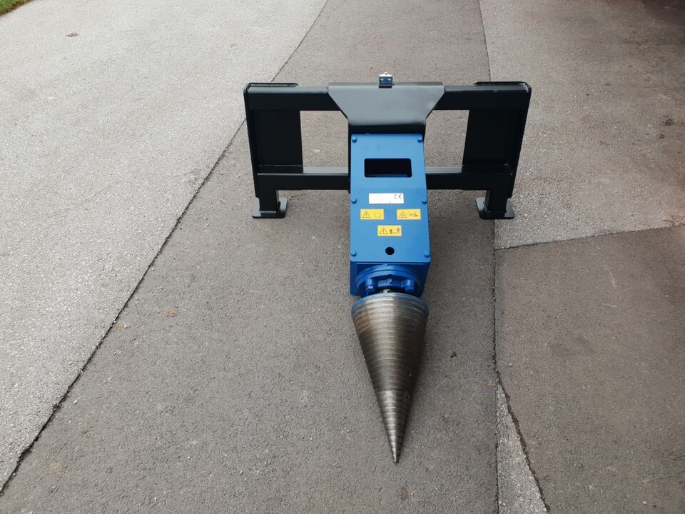 Spaccalegna modello LM 1.100cm³ (65 kW) con cono ø260x500 mm con attacco Euro per trattore o caricatore.
