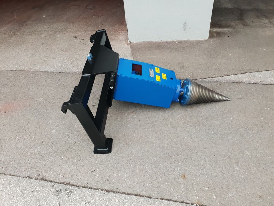 LM Model 1.100 ccm (65 kW) kegel ø260x500mm z europriklopom za traktor ali nakladalec