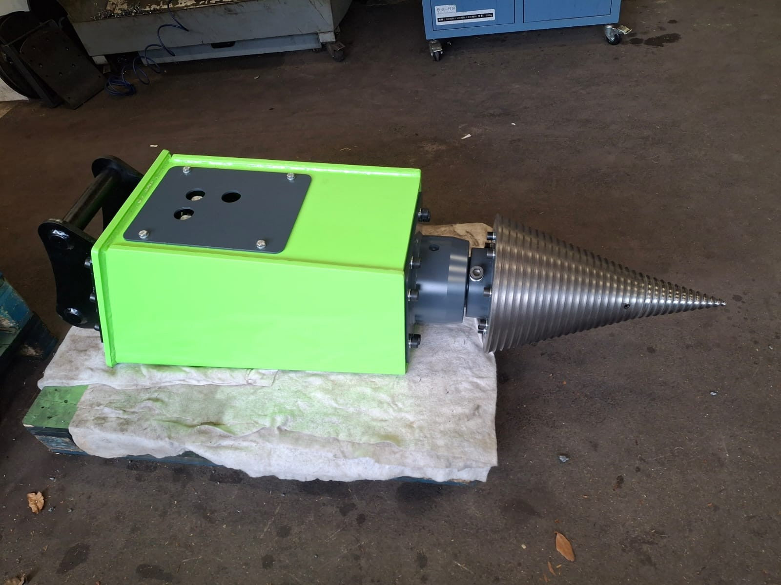 Model PRO4R 1.100 ccm (65kW) z reduktorjem in batnim hidravličnim motorjem kegel ø350x600 mm z europriklopom za traktor ali nakladalec