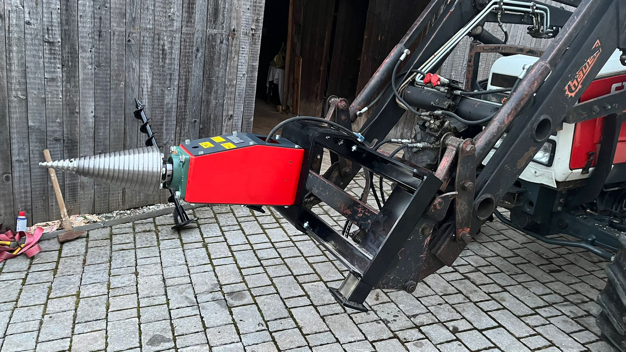 Spaccalegna modello LM 800cm³ (45 kW) con cono ø230x460 mm con attacco Euro per trattore o caricatore.
