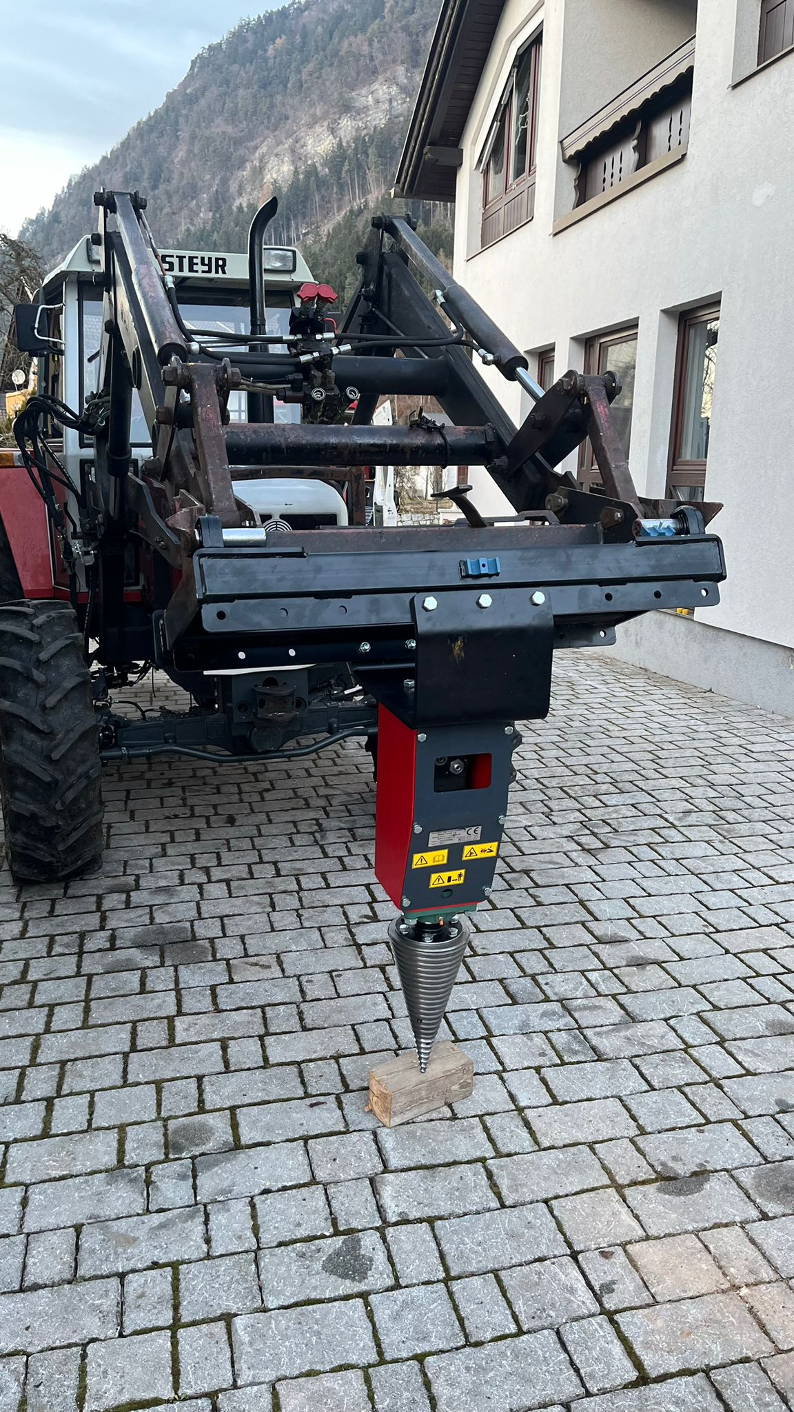 Spaccalegna modello LM 800cm³ (45 kW) con cono ø200x400 mm con attacco Euro per trattore o caricatore.