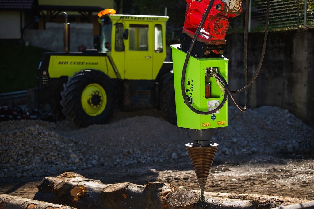 Model PRO4R 1.100 ccm (65kW) z reduktorjem in batnim hidravličnim motorjem kegel ø350x600 mm z europriklopom za traktor ali nakladalec